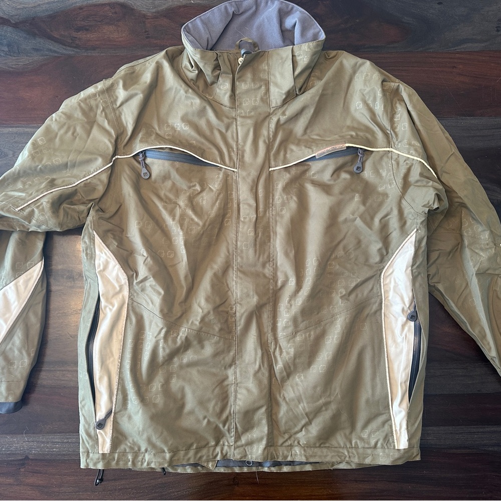 Predator Mountainwear Green Jacket with High Collar and Water-Resistant Material
